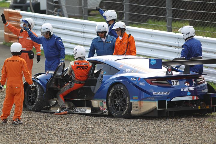 クラッシュした塚越広大（KEIHIN NSX-GT）