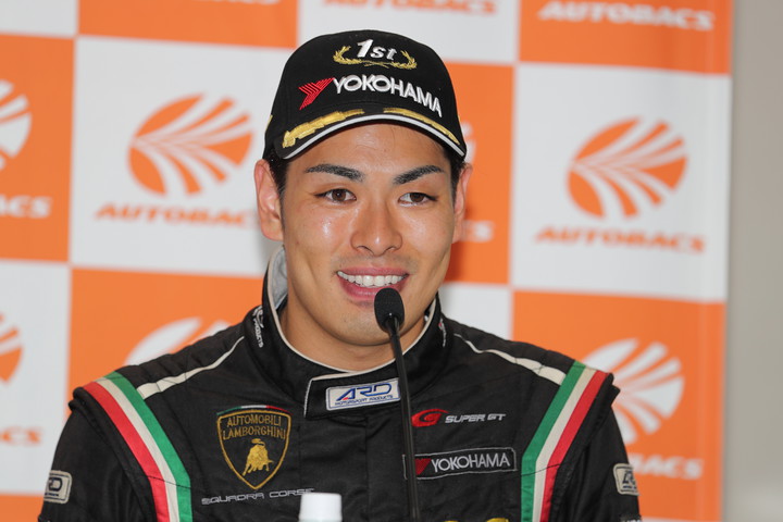 GT300クラスで優勝した藤波清斗（JLOC）