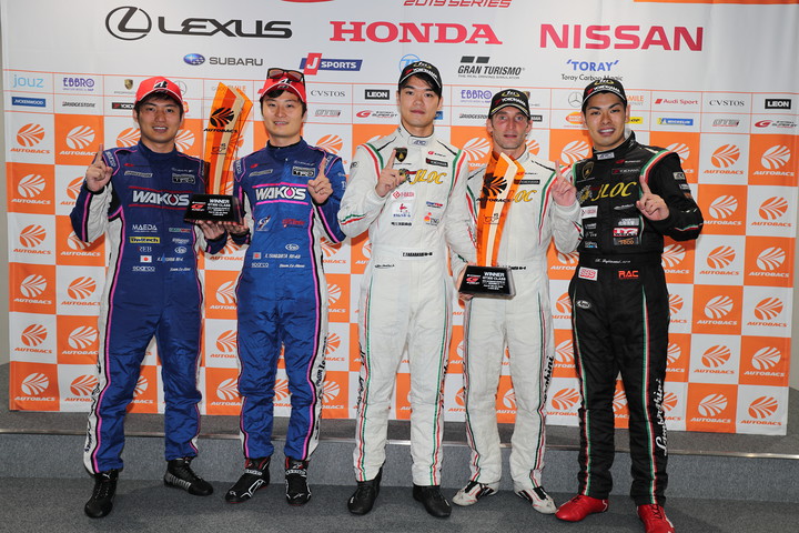 決勝フォトセッション: 両クラス優勝のドライバー