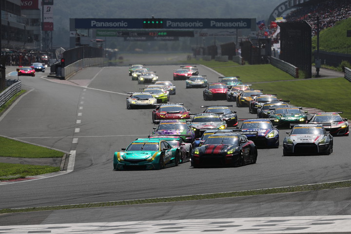 GT300クラスのスタートシーン