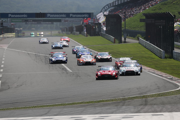 GT500クラスのスタートシーン