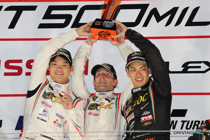 GT300クラスで優勝した高橋翼、アンドレ・クートと藤波清斗（JLOC）