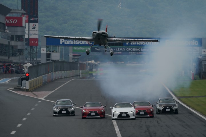 エアロバティックス・パイロットの室屋義秀氏とレクサスクロッシングスペシャルフライト