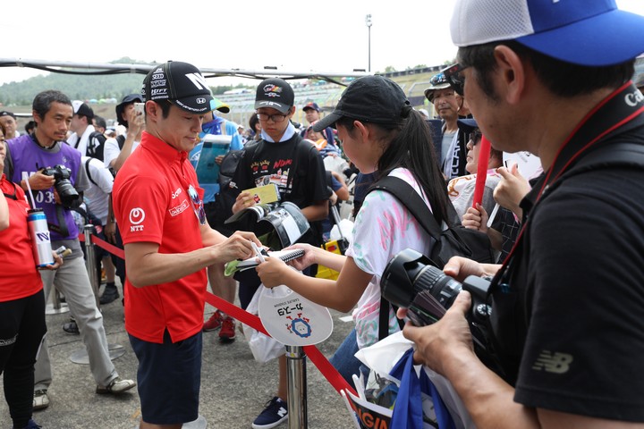 ピットウォーク: 山本尚貴（DOCOMO TEAM DANDELION RACING）