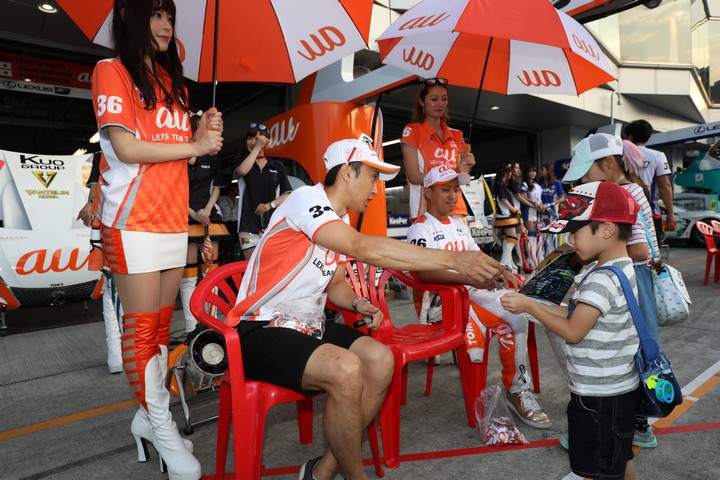 GTキッズウォーク: 中嶋一貴と関口雄飛（LEXUS TEAM au TOM'S）