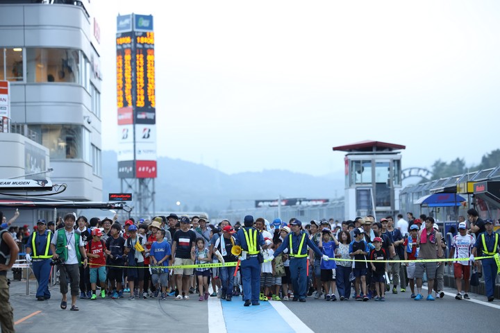 GTキッズウォーク: 入場を待つ親子連れ