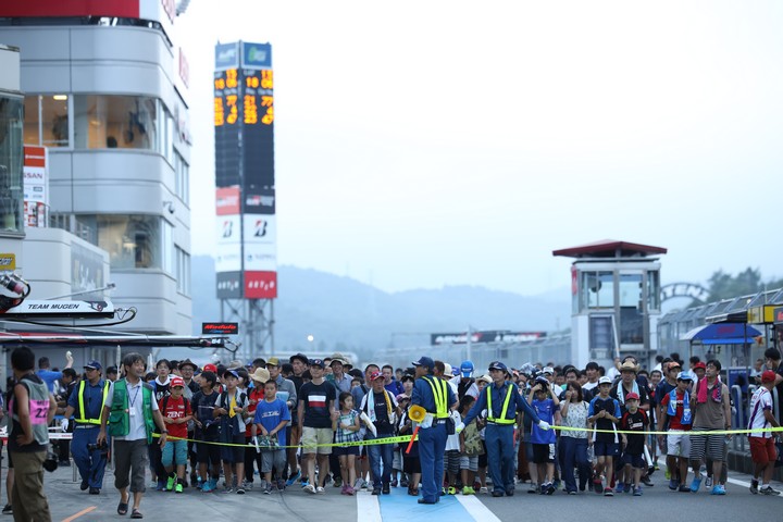 GTキッズウォーク: 入場を待つ親子連れ