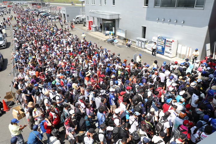 ピットウォーク: 大勢の観客でごった返す入場の列