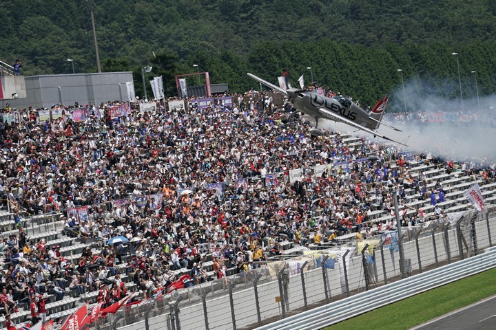 エアロバティックス・パイロット、室屋義秀氏のスペシャルフライト