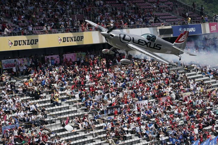 エアロバティックス・パイロット、室屋義秀氏のスペシャルフライト