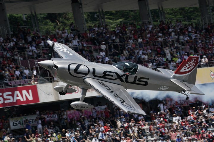 エアロバティックス・パイロット、室屋義秀氏のスペシャルフライト