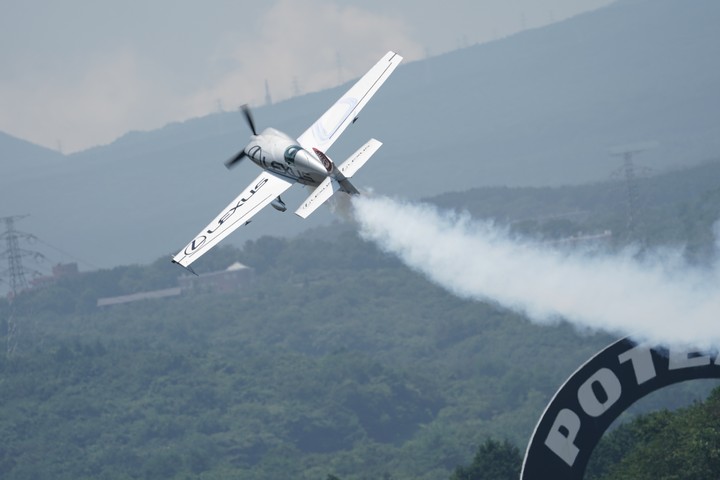 エアロバティックス・パイロット、室屋義秀氏のスペシャルフライト