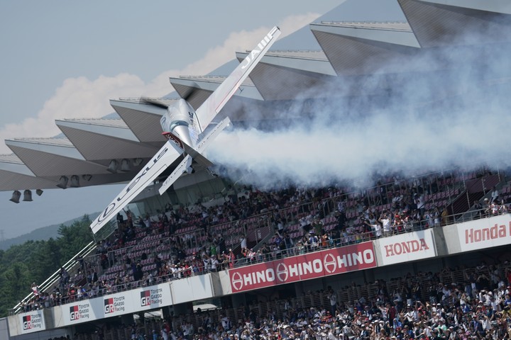 エアロバティックス・パイロット、室屋義秀氏のスペシャルフライト