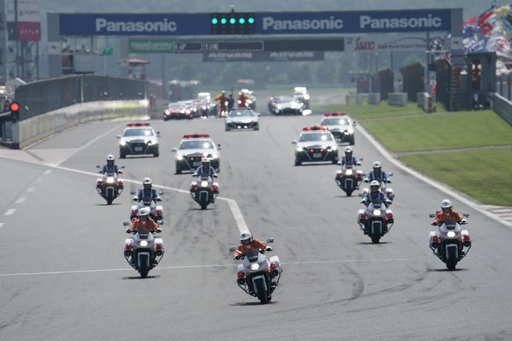 決勝レース: 静岡県警のパレードラップ