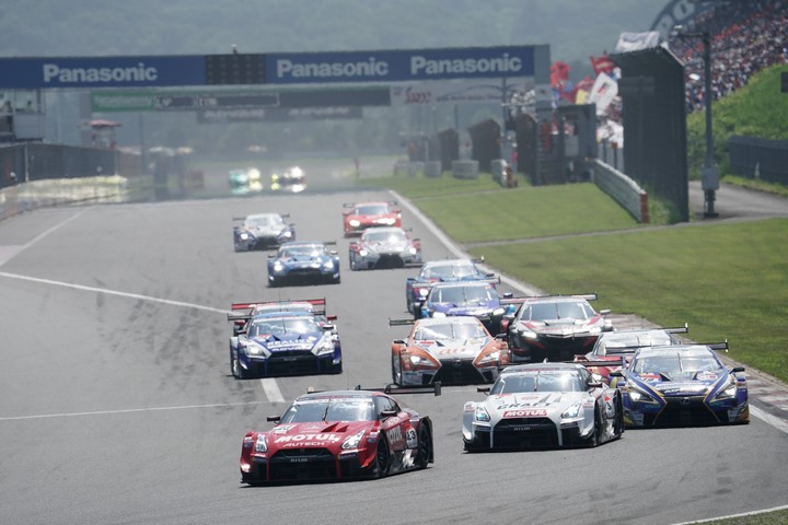 決勝レース: GT500クラスのスタートシーン