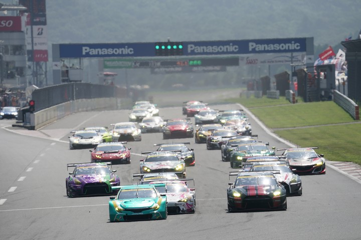 決勝レース: GT300クラスのスタートシーン