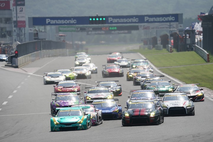 決勝レース: GT300クラスのスタートシーン