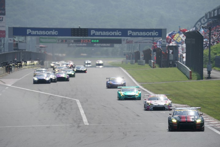 決勝レース: GT300クラス、2周目の1コーナーへ