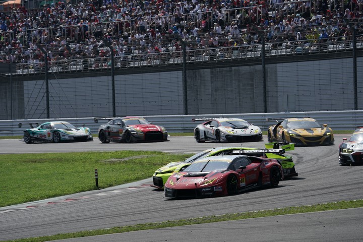 決勝レース: GT300クラスの争い