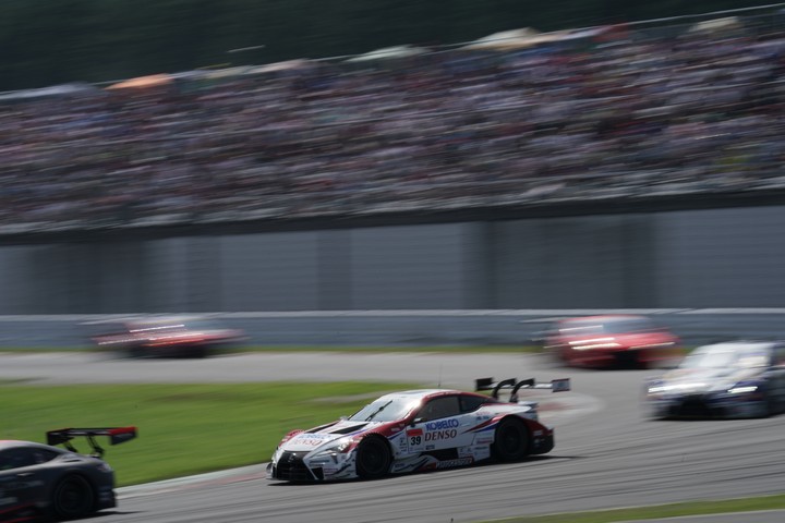 決勝レース: ヘイッキ・コバライネン／中山雄一組（DENSO KOBELCO SARD LC500）