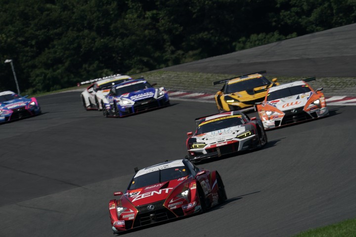 決勝レース: 立川祐路（ZENT CERUMO LC500）