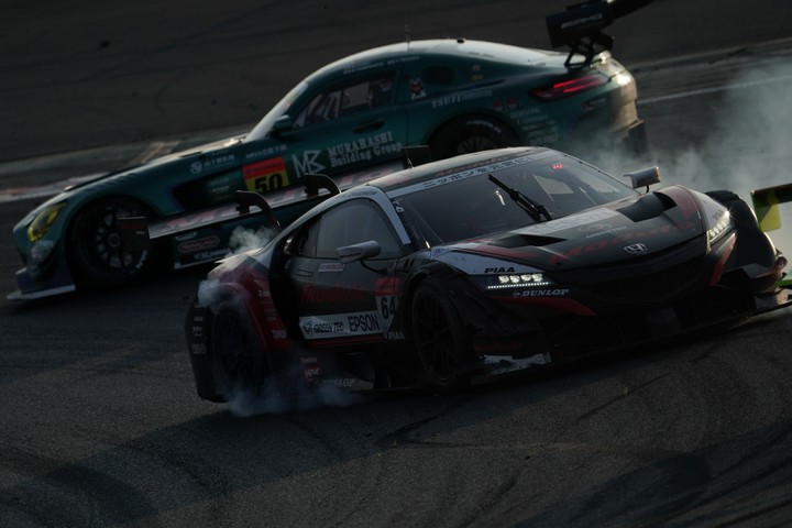 決勝レース: SYNTIUM LMcorsa RC F GT3と接触するModulo Epson NSX-GT