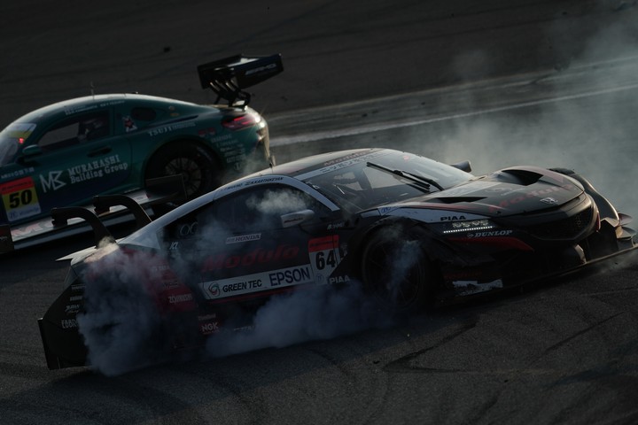 決勝レース: SYNTIUM LMcorsa RC F GT3と接触するModulo Epson NSX-GT