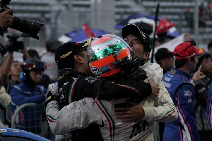 決勝レース: GT300クラスで優勝した高橋翼、アンドレ・クートと藤波清斗（JLOC）