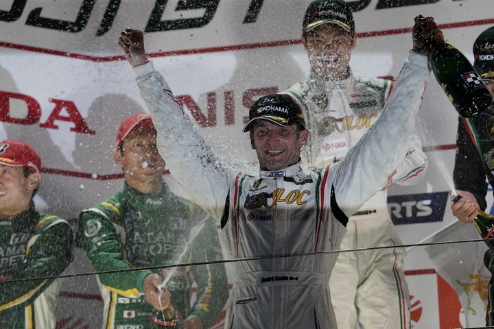 表彰式: GT300クラスで優勝したアンドレ・クート（JLOC）