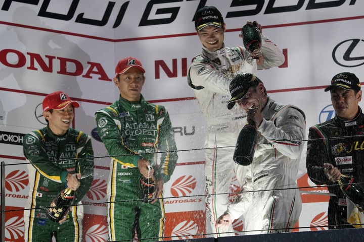 表彰式: GT300クラスで優勝した高橋翼、アンドレ・クートと藤波清斗（JLOC）