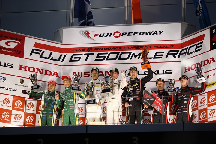 表彰式: GT300クラスの上位3チーム