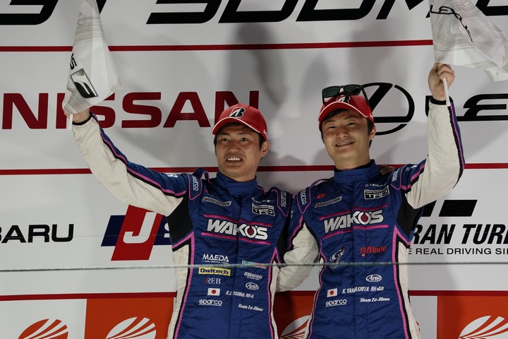 表彰式: GT500クラスで優勝した大嶋和也と山下健太（LEXUS TEAM LEMANS WAKO'S）