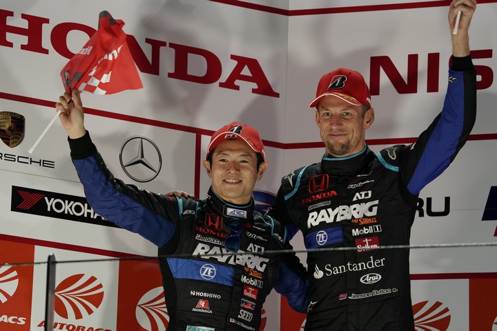 表彰式: GT500クラスで2位に入った山本尚貴とジェンソン・バトン（TEAM KUNIMITSU）