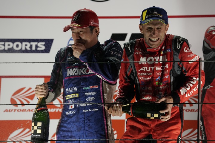 表彰式: GT500クラスで優勝した山下健太と3位のロニー・クインタレッリ