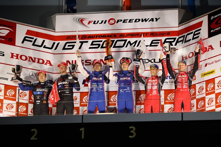表彰式: GT500クラスの上位3チーム