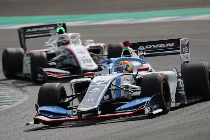 レース序盤から中盤にかけてのアレックス・パロウと平川亮のトップ争い