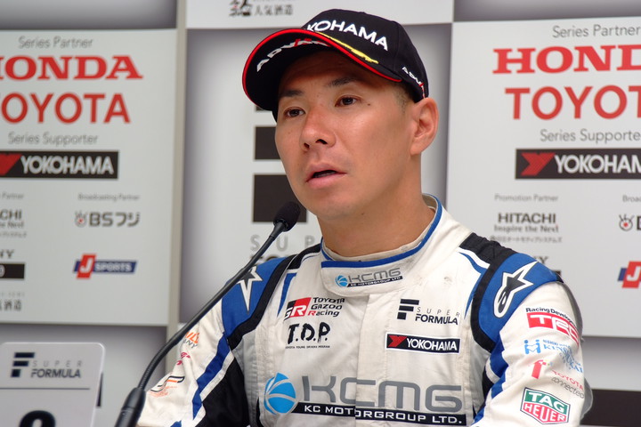 決勝記者会見: 2位の小林可夢偉（carrozzeria Team KCMG）