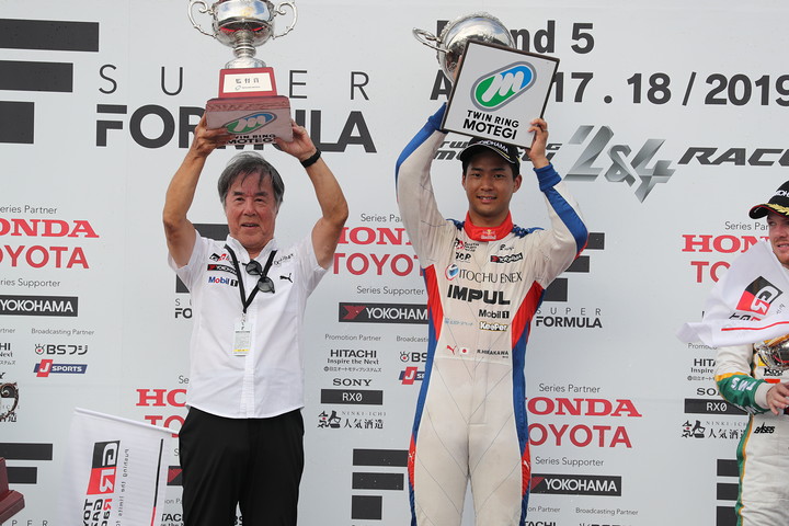 優勝した平川亮と星野一義監督（ITOCHU ENEX TEAM IMPUL）