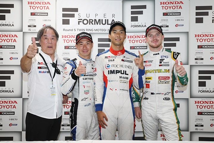 決勝フォトセッション: トップ3のドライバーとチーム監督