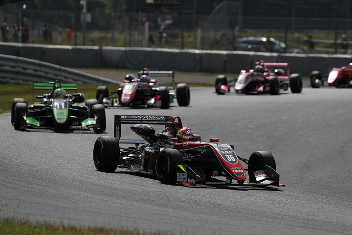 レースをリードする宮田莉朋（カローラ中京Kuo TOM'S F317）