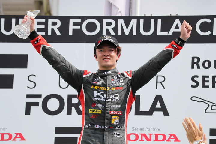 優勝した宮田莉朋（カローラ中京Kuo TEAM TOM'S）