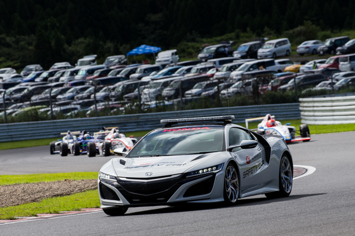 レースは途中、セーフティーカーが導入された