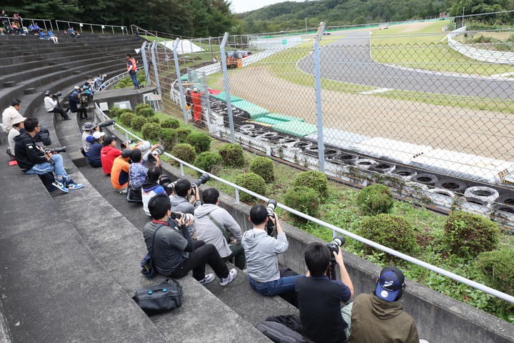 公式練習: SPコーナーでのアマチュアカメラマン