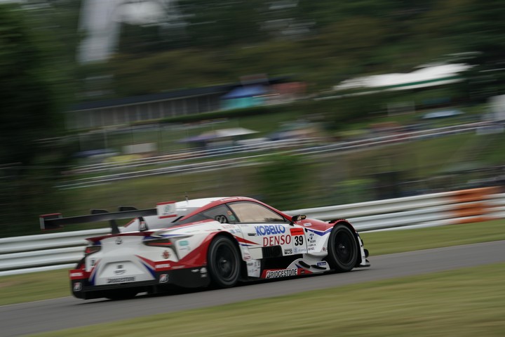 公式練習: ヘイッキ・コバライネン／中山雄一組（DENSO KOBELCO SARD LC500）