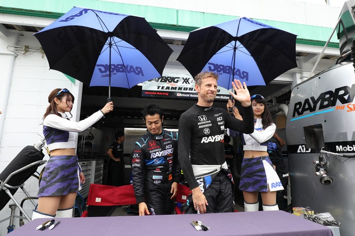 ピットウォーク: 山本尚貴とジェンソン・バトン（TEAM KUNIMITSU）