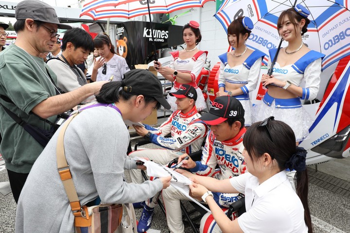 ピットウォーク: ヘイッキ・コバライネンと中山雄一（LEXUS TEAM SARD）