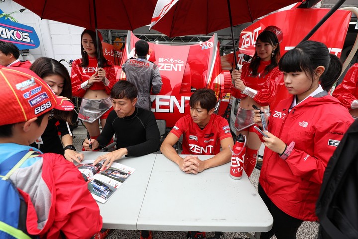 ピットウォーク: 石浦宏明と立川祐路（LEXUS TEAM ZENT CERUMO）