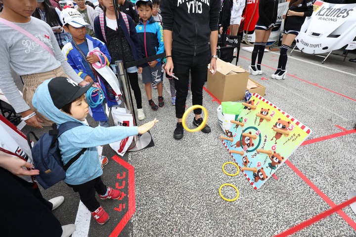 GTキッズウォーク: 輪投げを楽しむ子ども