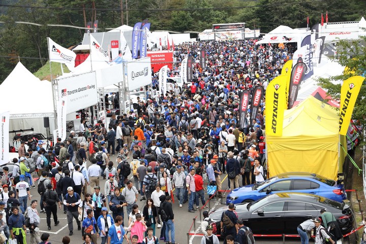 パノラマ広場は人、人、人……