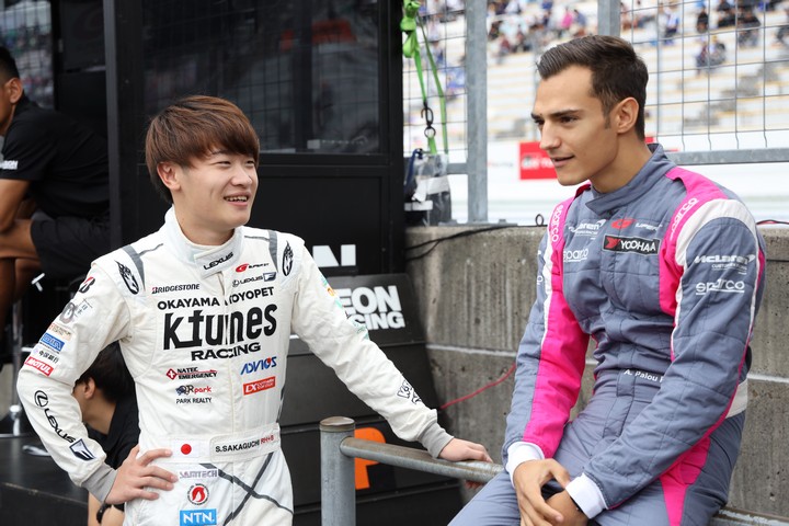 阪口晴南とアレックス・パロウ